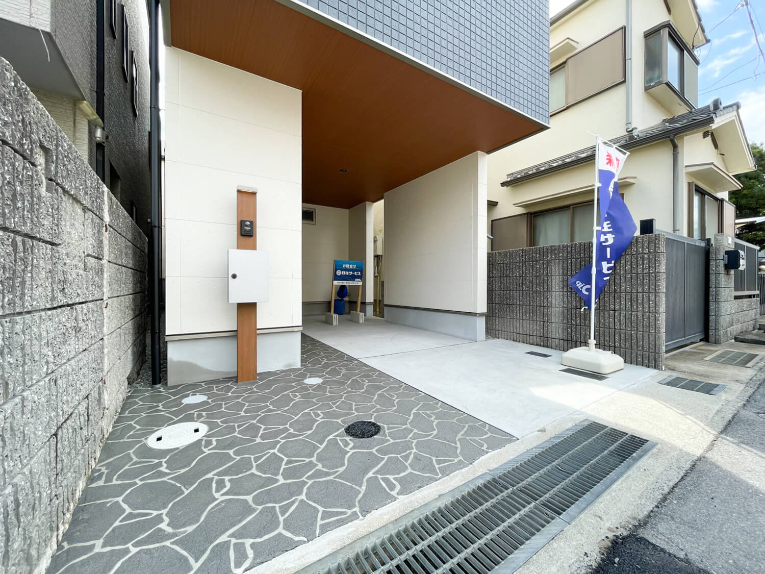 本山中町１丁目新築戸建の駐車場|奥行5000×横巾2700あるカスペースは3ナンバー車も駐車可能です。