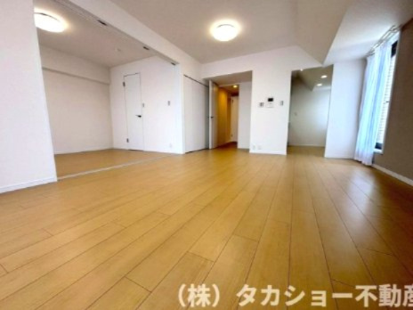 モアクレスト千葉　A棟の居間・リビング|家族が集まるリビングは広々していて明るいです☆彡