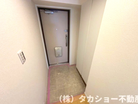 モアクレスト千葉　A棟の玄関