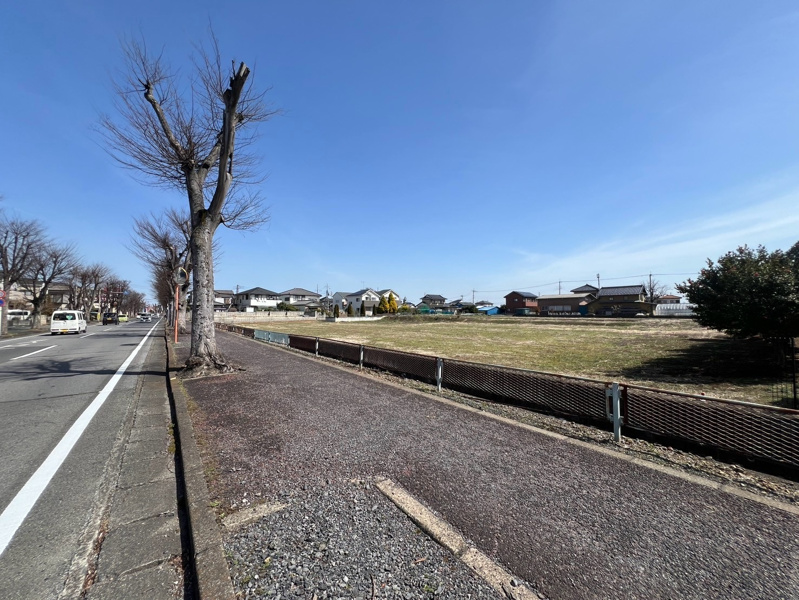 久喜市西（全28区画）21号地　現地写真　車通りが少ない静かな住宅街で、周囲の環境も整っています。お子様やペットと安心して暮らせる場所です。