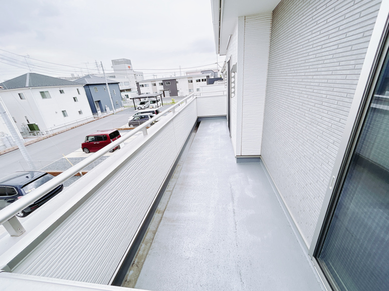 加須市上三俣　バルコニー：日当たり良好の広々バルコニー！南向きの洋室2部屋からアクセスでき、お洗濯物を干すのもラクラクです！