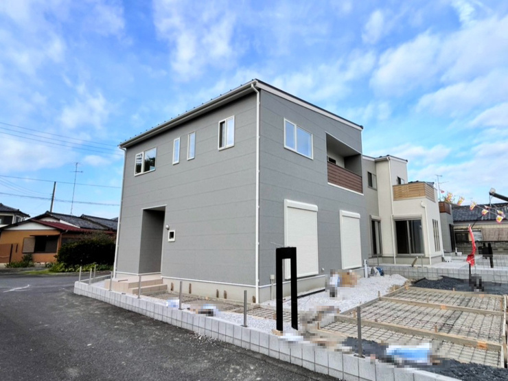 行田市佐間１丁目３区画　１号棟　現地写真　現在、内装と外構設備の工事中。もうしばらくお待ちください。
