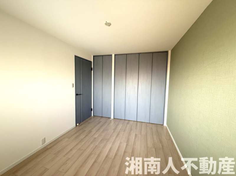 湘南台ブラウンハイムの洋室|6帖の洋室はアクセントクロスがいい感じ♪室内フルリノベーション済です！