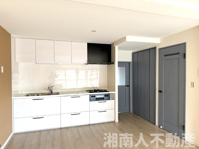 湘南台ブラウンハイムのキッチン|収納も豊富な新品システムキッチン。室内フルリノベーション済です！