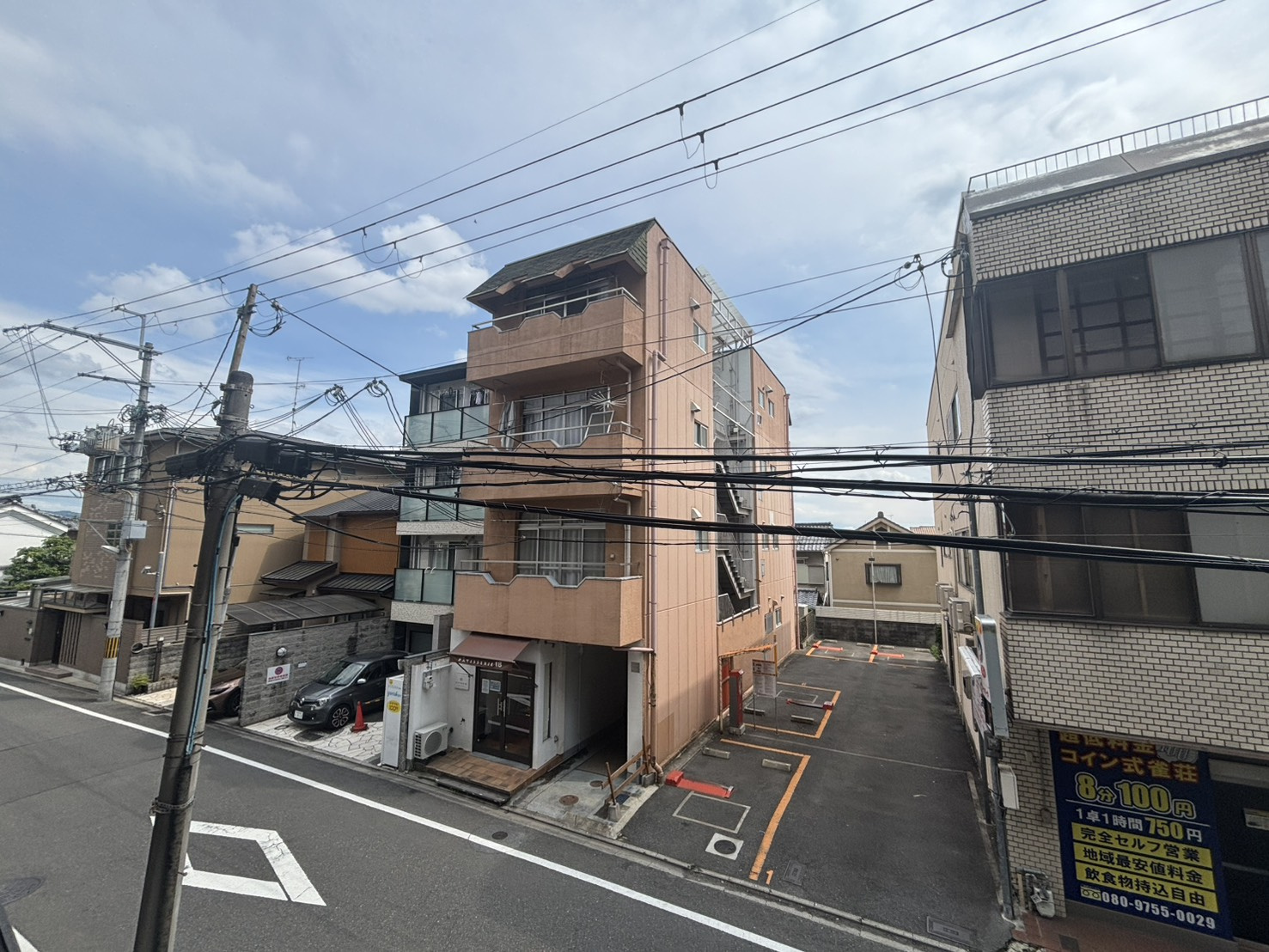 コスモ北野白梅町の展望|【眺望】
地上2階部分、南向きバルコニーからの眺望です。前面道路に面しているため、開放感があります。仕事や家事の合間に、景色を眺めながらほっと一息リフレッシュできそうです。