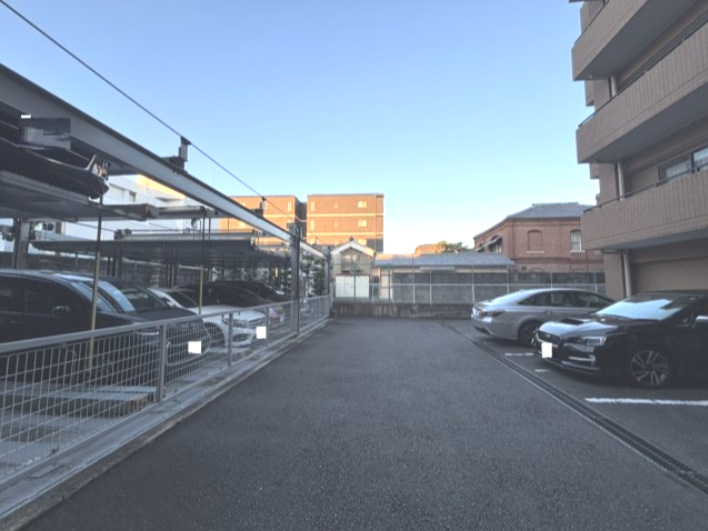コスモ北野白梅町の駐車場|【駐車場】
防犯性の高い機械式駐車場です。空き状況・利用料など、詳細はお気軽にお問い合わせください。