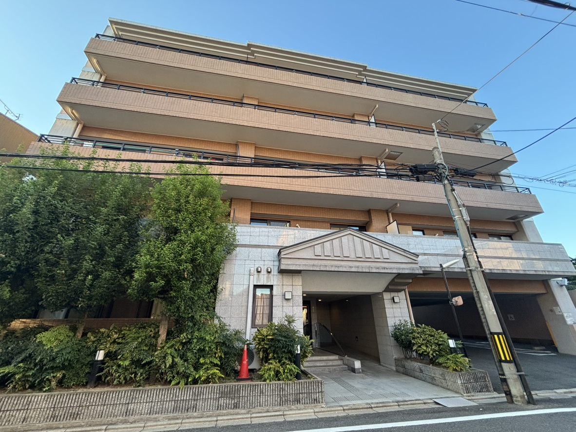コスモ北野白梅町の外観|【コスモ北野白梅町】
地上5階建、総戸数40戸のマンションです。京福電鉄北野線「北野白梅町」駅まで徒歩4分、JR山陰本線「円町」駅まで徒歩14分など、2路線3駅利用可能な立地です◎
