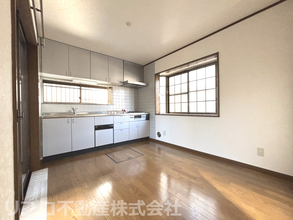 我孫子市つくし野戸建のダイニング|リビングにつながるダイニングは、三面の窓で明るく風通し良好！床下収納も完備、日用品や食材の保管に！