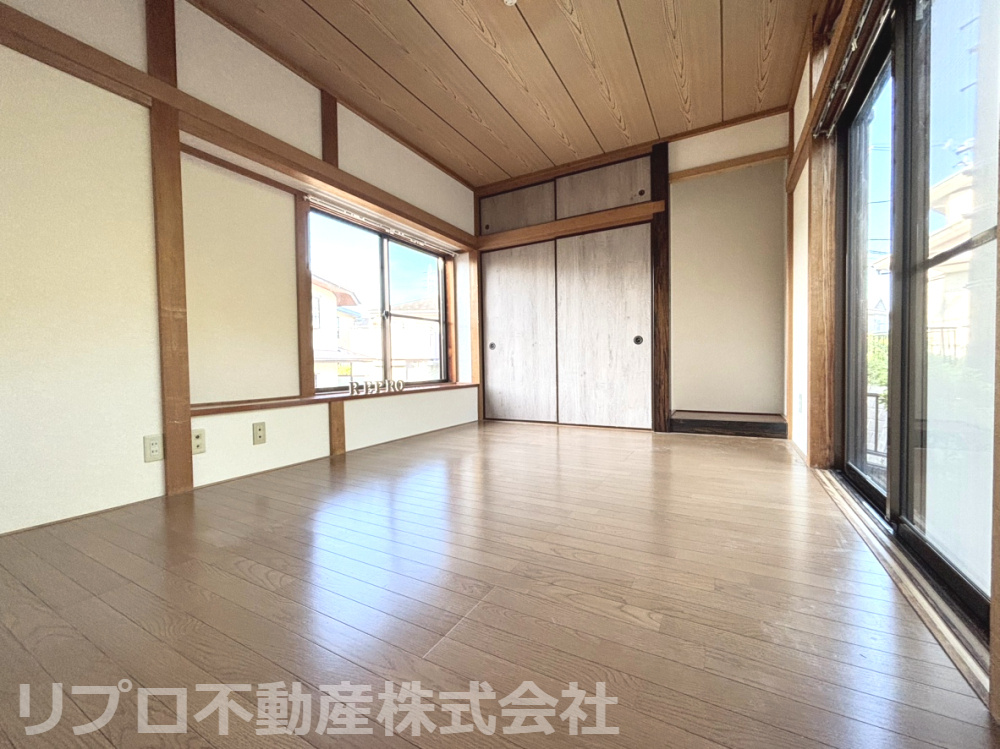 我孫子市つくし野戸建の洋室|１階洋室は二面採光で明るく、押入れと床の間を備えた落ち着いた空間！和洋どちらの使い方も適してます！