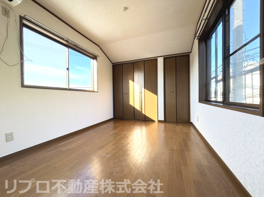 我孫子市つくし野戸建の洋室|２階洋室６帖は、二面採光で明るく温もりある雰囲気です！風通しも良く、家具の配置もしやすいです！