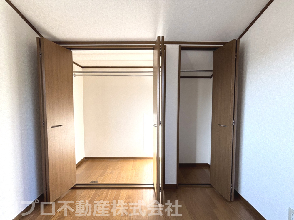 我孫子市つくし野戸建の収納|収納内には２本のハンガー棒を備え、衣類や小物を整理しやすく、使い勝手の良い収納スペースです！