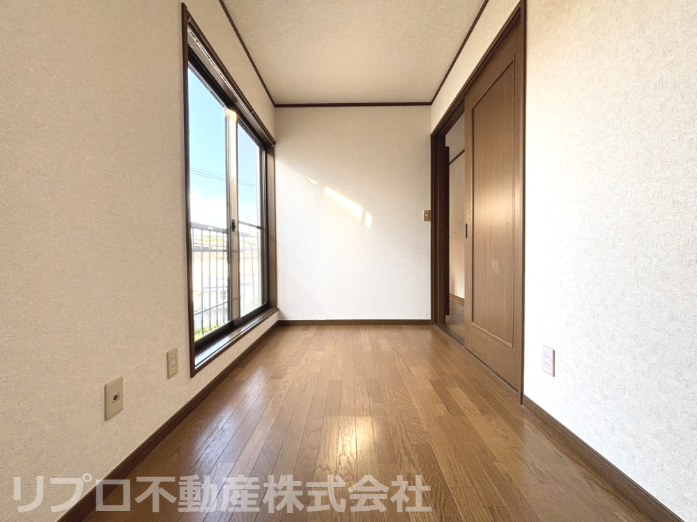 我孫子市つくし野戸建の洋室|２階洋室４帖は、南西向きの明るいお部屋！コンパクトながらも風通し良く書斎や子供部屋としても良いです！