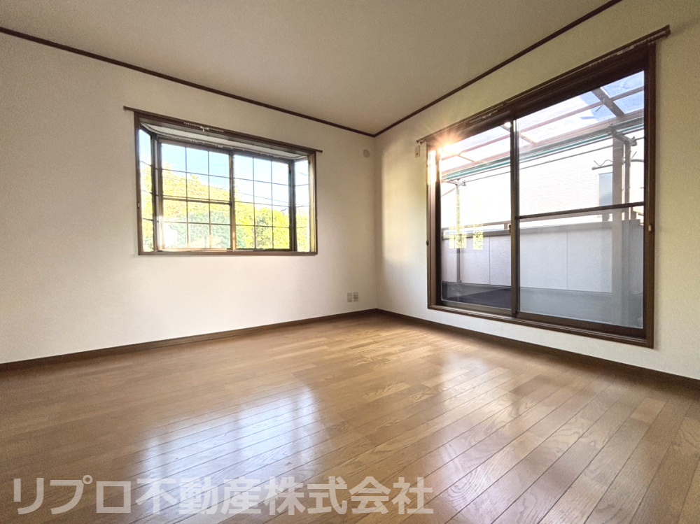 我孫子市つくし野戸建の洋室|２階洋室７帖は、バルコニー面して開放的！大きな収納にもつながり衣類や荷物の整理に便利です！