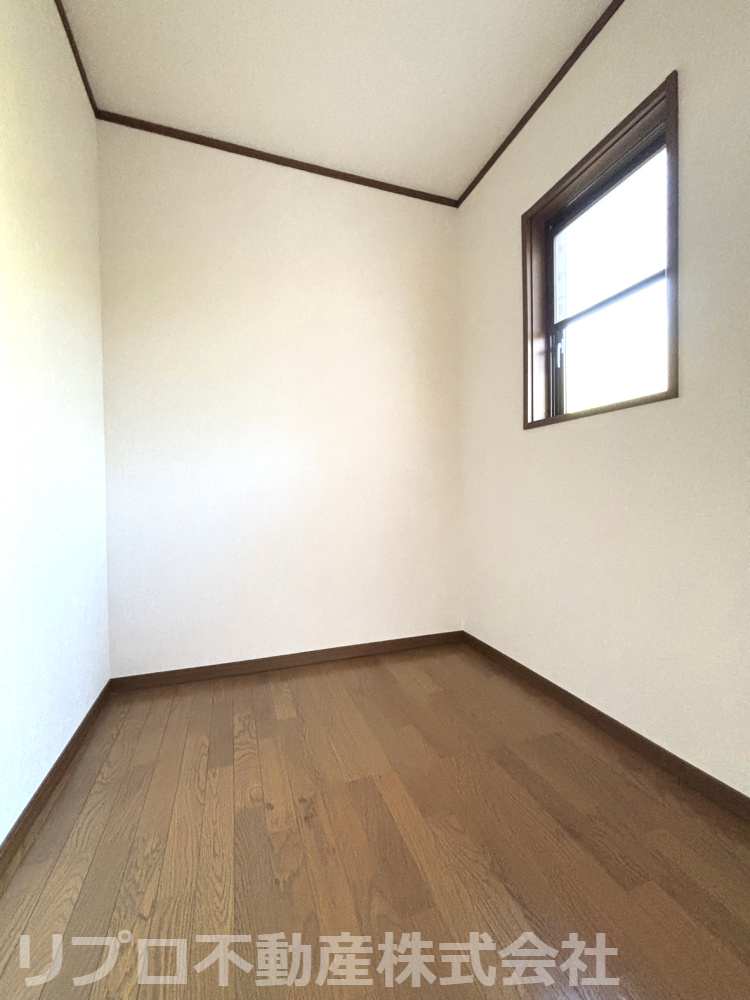 我孫子市つくし野戸建の収納|２階洋室７帖の部屋には小窓付きの収納部屋があり、ウォークインクローゼットとしても利用可能！
