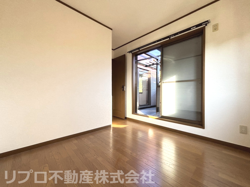 我孫子市つくし野戸建の洋室|２階洋室５帖は東向きで朝日が差し込み、バルコニーに面した明るいお部屋！寝室や子供部屋としても使いやすいです！