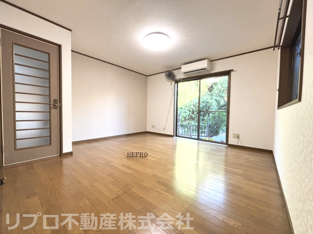 我孫子市つくし野戸建の居間・リビング|リビングは二面採光で明るく開放的！風通しも良く日中は自然光が差し込み心地良く過ごせます！
