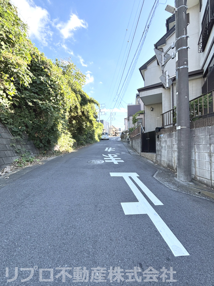 我孫子市つくし野戸建の前面道路含む現地写真|南東側に幅６ｍの市道が接しており、車の出入りや駐車もスムーズです！