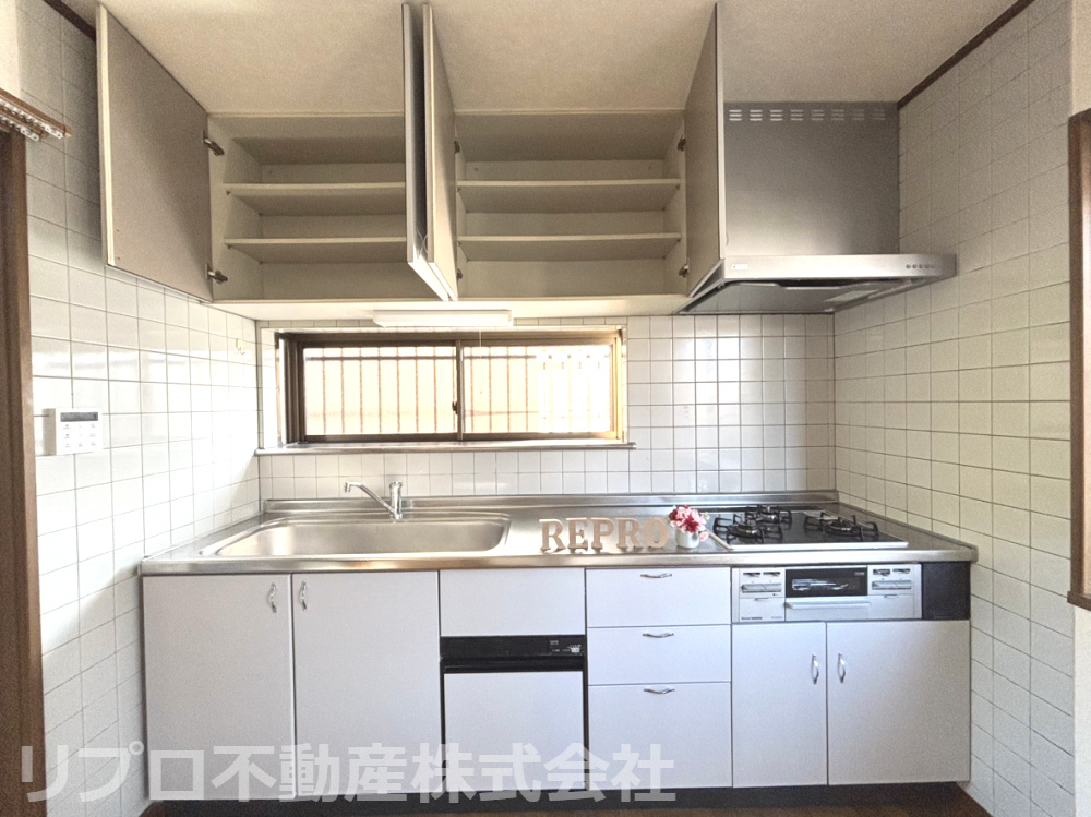 我孫子市つくし野戸建のキッチン|収納充実のシステムキッチン、食器乾燥機付きで家事も楽しくなります！