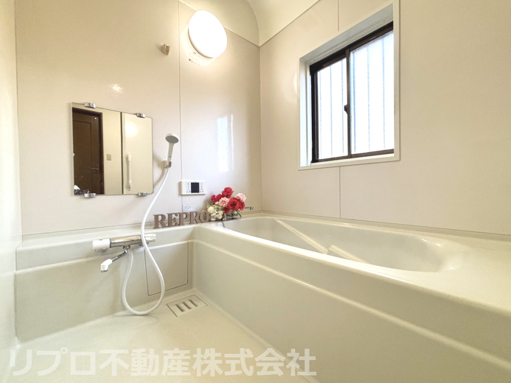 我孫子市つくし野戸建の浴室|追い炊き機能と窓付き浴室で、快適かつ清潔なバスタイムを実現！