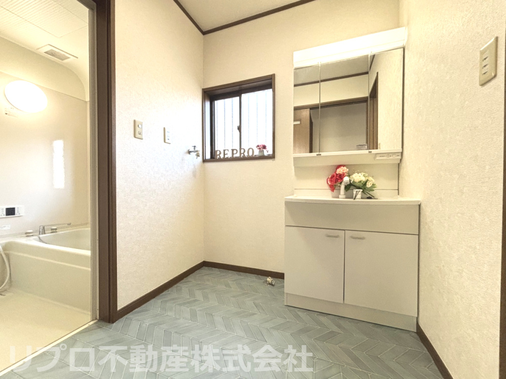 我孫子市つくし野戸建の独立洗面台|小窓付きシャワー三面鏡洗面台で、室内が明るくスムーズに朝の支度ができます！