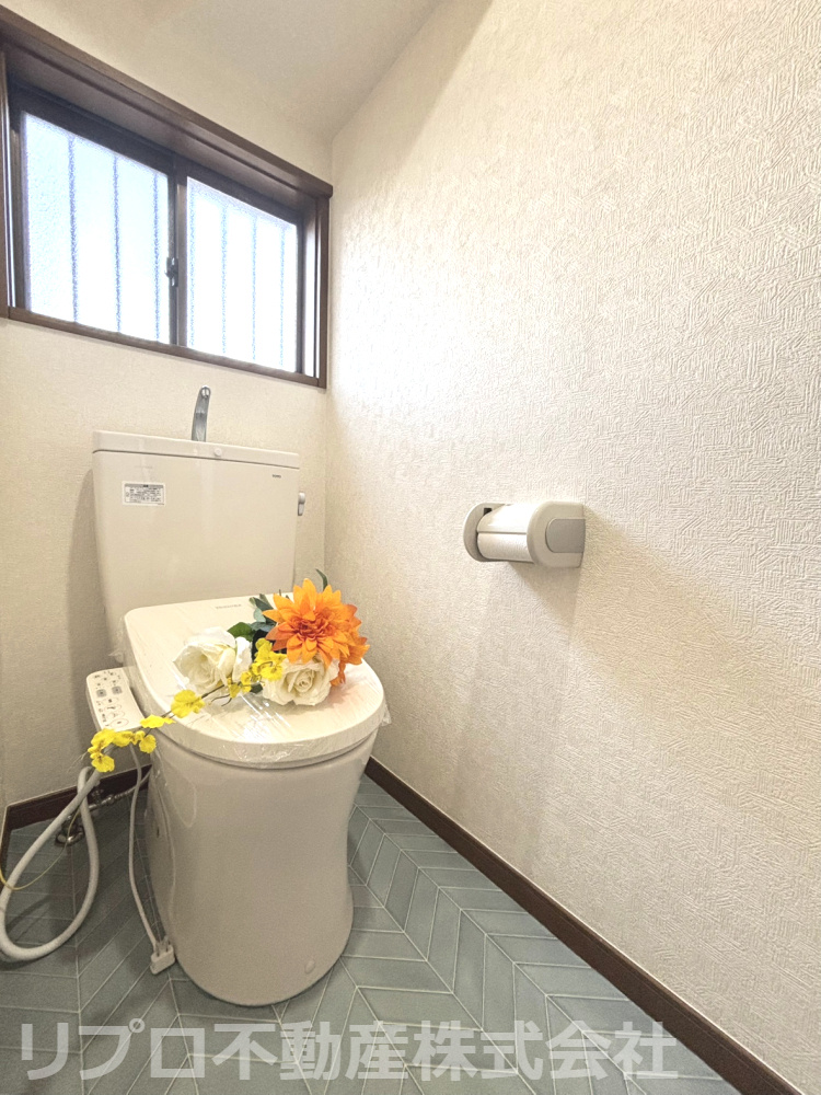 我孫子市つくし野戸建のトイレ|白いクロスとグレーの清潔感ある空間、小窓付き温水洗浄便座で快適です！