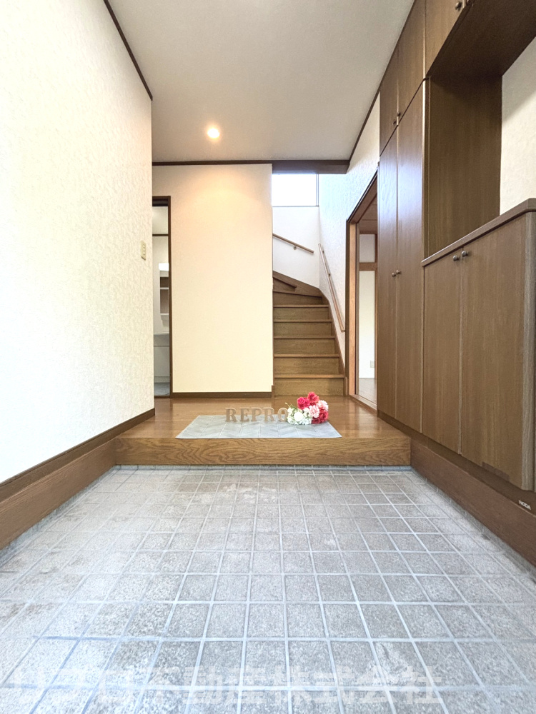 我孫子市つくし野戸建の玄関|広々とした玄関はベビーカーや荷物も置け、家族の出入りに便利です！