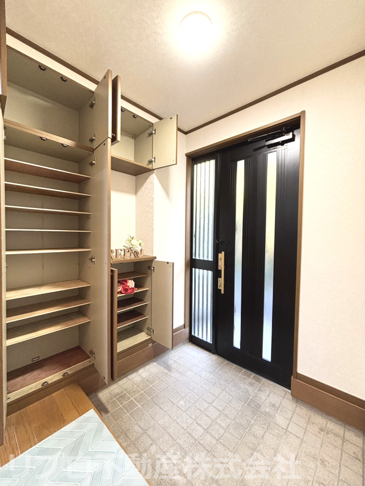 我孫子市つくし野戸建の収納|玄関には収納力のあるシューズ棚を完備、家族の靴や小物をすっきり整理でき、出入りもスムーズです！