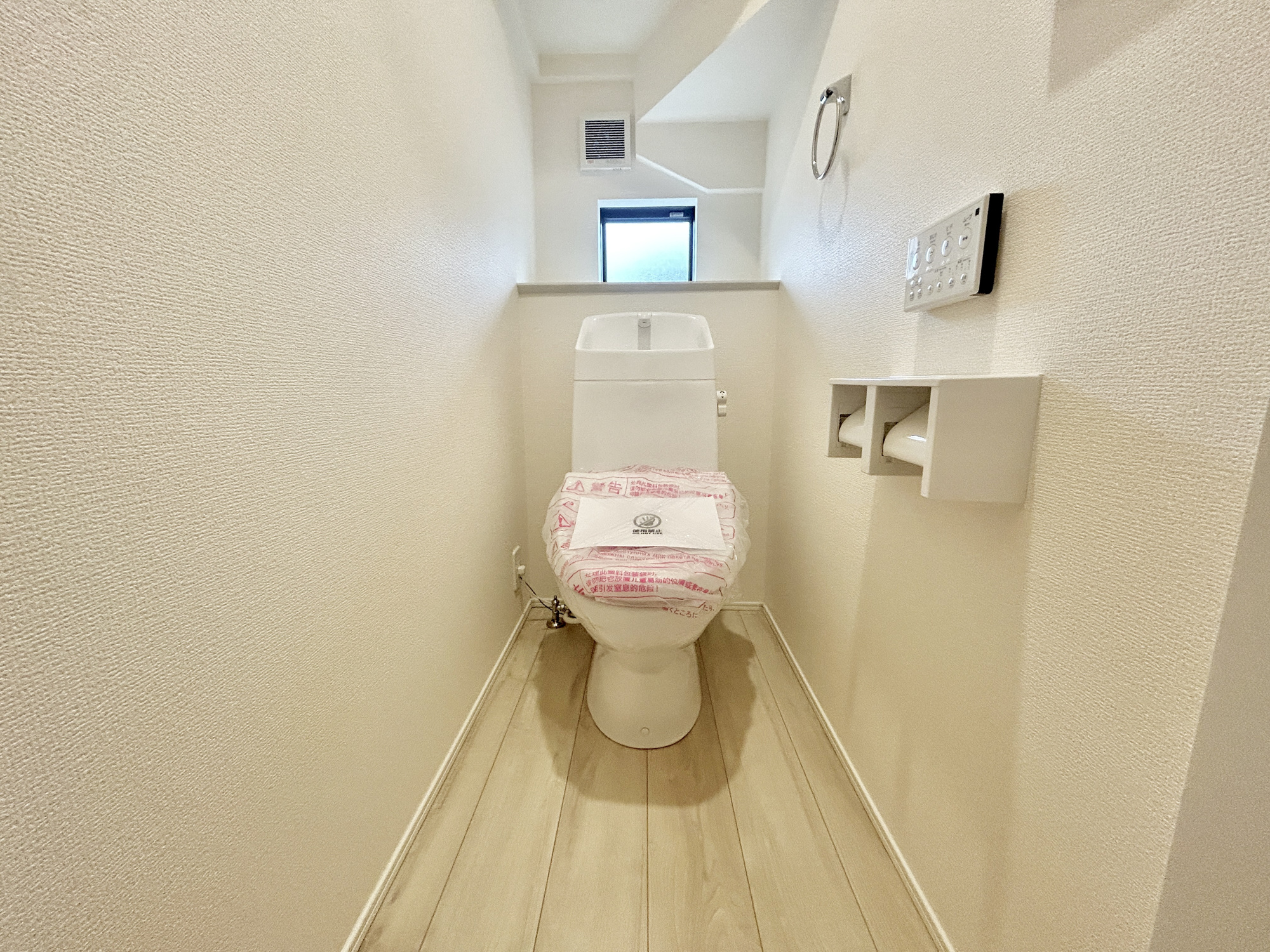 高崎市下小鳥町1期　新築住宅全4棟のトイレ|節水型でエコなトイレには、今では当たり前の洗浄付き。便座を温める機能もついていて、居心地良くてトイレから出られなくなるかも！換気用に換気扇はもちろん、窓も着いているので常に快適ですね♪
