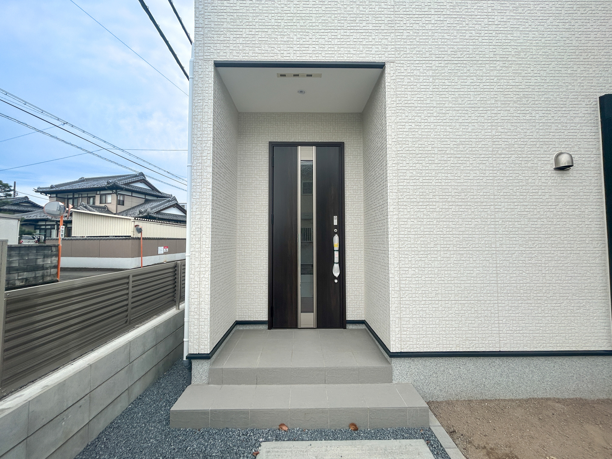 高崎市下小鳥町1期　新築住宅全4棟の玄関|玄関上は屋根があるので雨の心配いらず♪