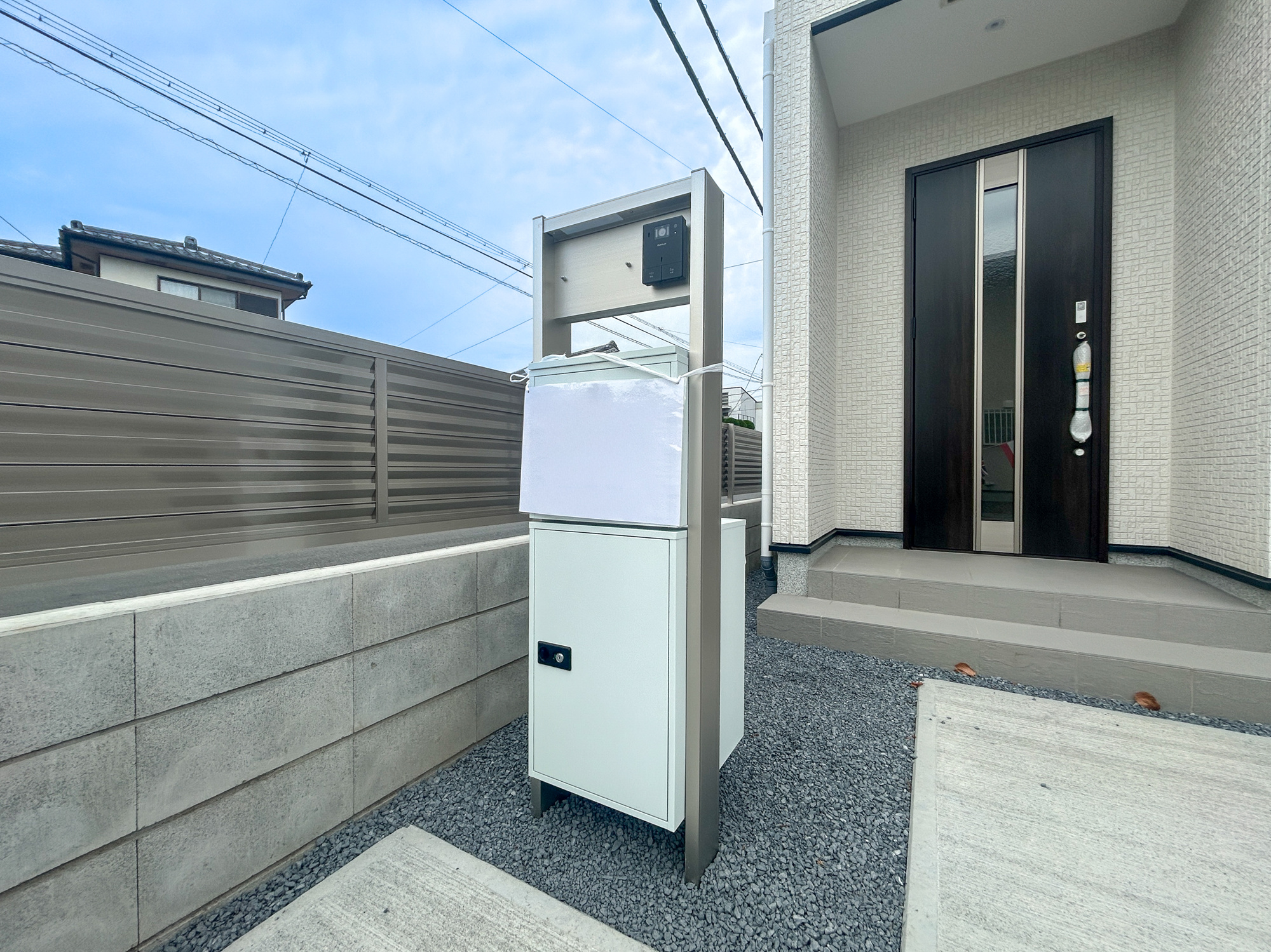 高崎市下小鳥町1期　新築住宅全4棟の設備|おしゃれな機能ポールにはポスト、インターフォン、表札設置可能です♪