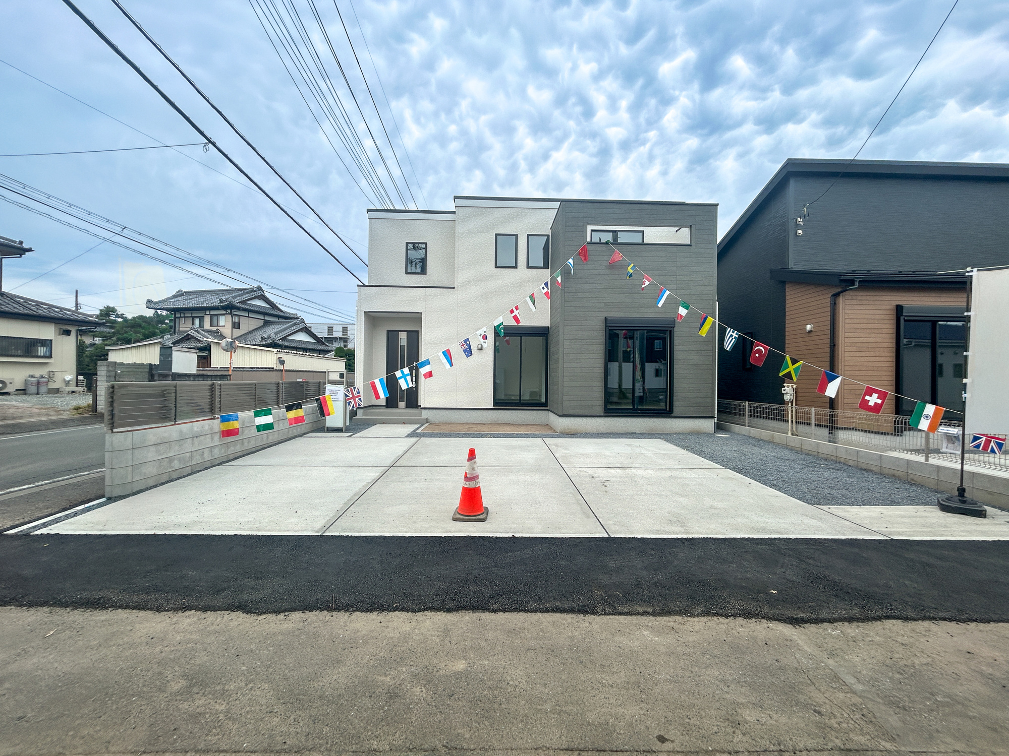 高崎市下小鳥町1期　新築住宅全4棟の駐車場|車庫土間施工済み、駐車3台可能です(^^♪