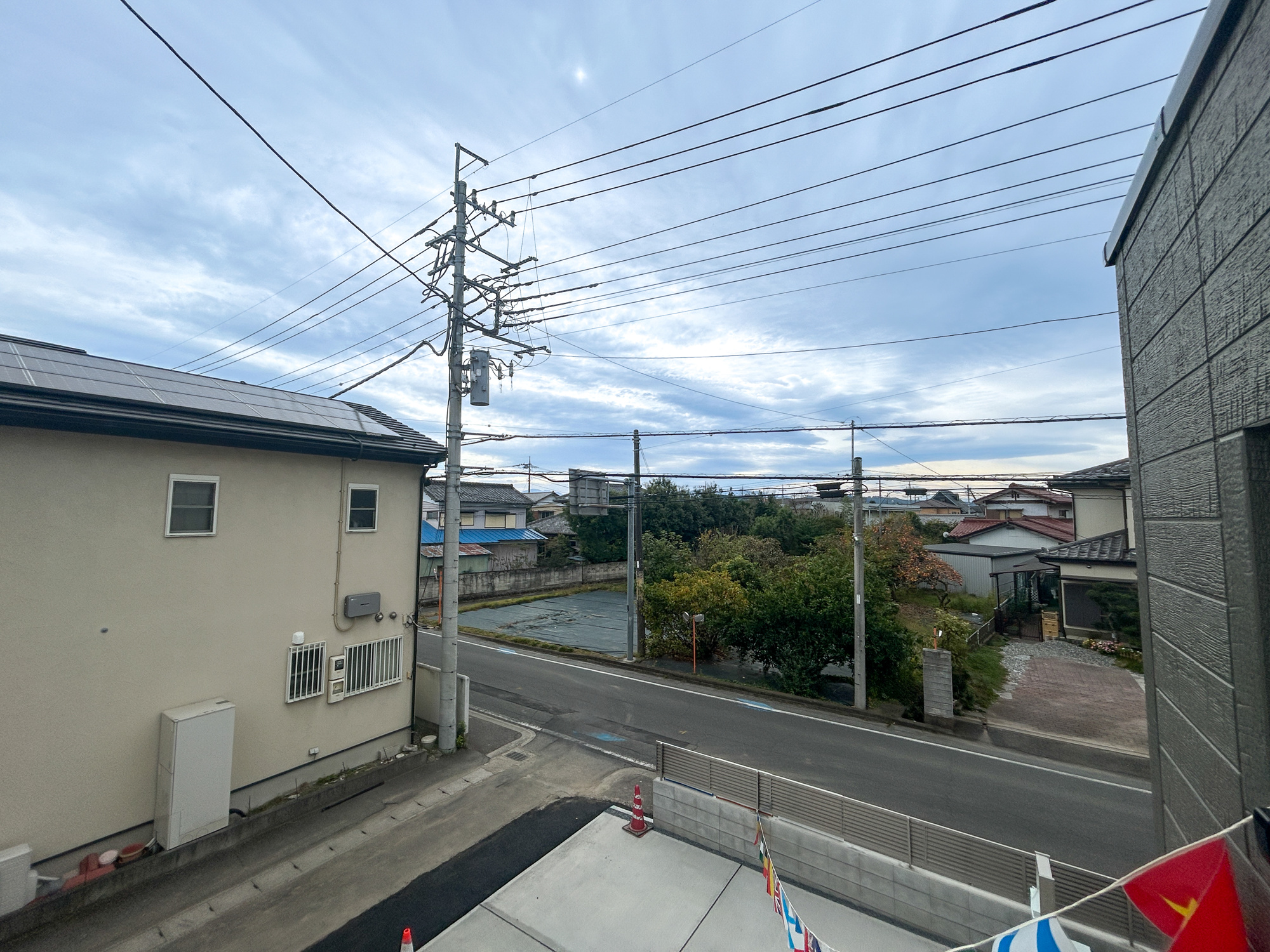 高崎市下小鳥町1期　新築住宅全4棟の展望|低層の一戸建てを中心とした街並みが整然と続き、周辺は高い建物が建っていないので、採光や開放性に恵まれ、空が広く緑の多い閑静な趣を感じる環境です。
