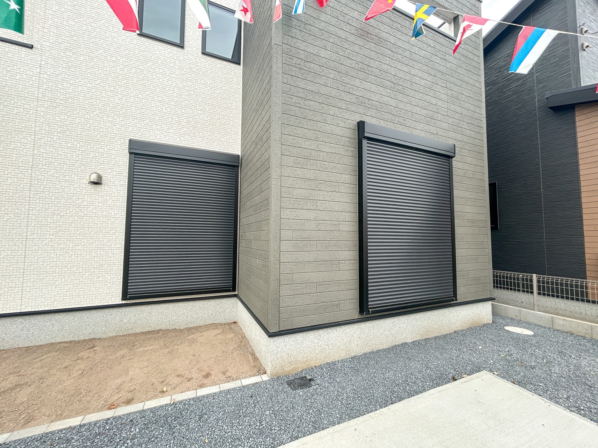 高崎市下小鳥町1期　新築住宅全4棟の防犯設備|防風、防犯、防音、断熱と様々な効果を発揮するシャッター付きです♪