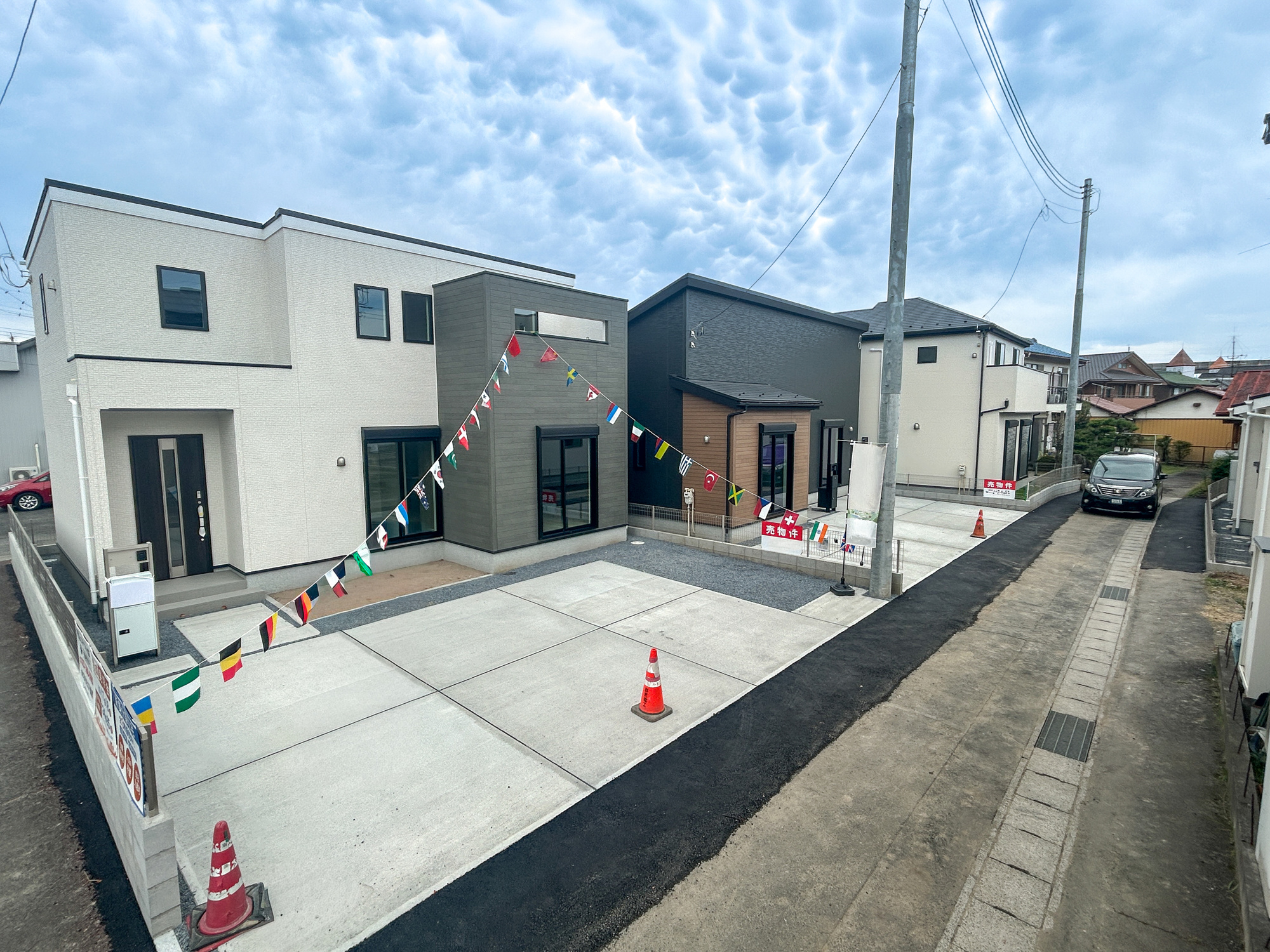 高崎市下小鳥町1期　新築住宅全4棟の前面道路含む現地写真|閑静な住宅地で子育て家族にピッタリ。毎日のお散歩も快適な緑に恵まれたエリアで、自然に包まれた穏やかな暮らしを実現するための、ゆとりある住環境が整っています。

