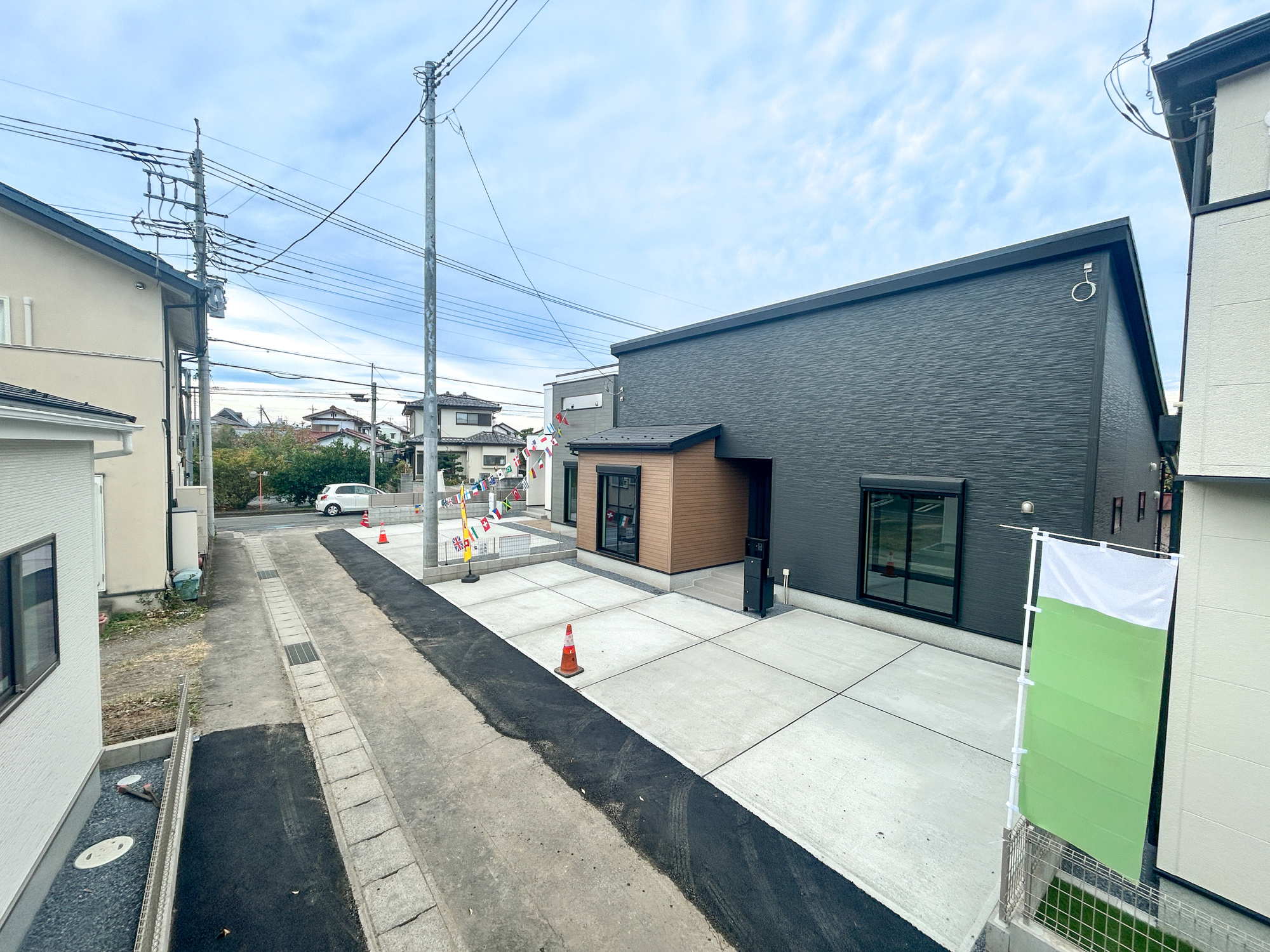 高崎市下小鳥町1期　新築住宅全4棟の前面道路含む現地写真|低層の一戸建てを中心とした街並みが整然と続き、周辺は高い建物が建っていないので、採光や開放性に恵まれ、空が広く緑の多い閑静な趣を感じる環境です。

