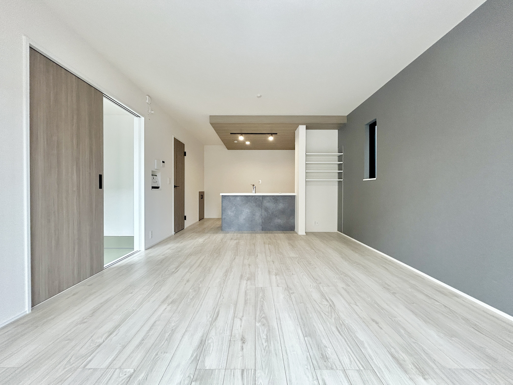 高崎市下小鳥町1期　新築住宅全4棟の居間・リビング|大きく開いた窓からは、明るい陽射しが射し込みます。
爽やかな風が吹き抜ける心地良いリビングには、自然と家族が集まります。
