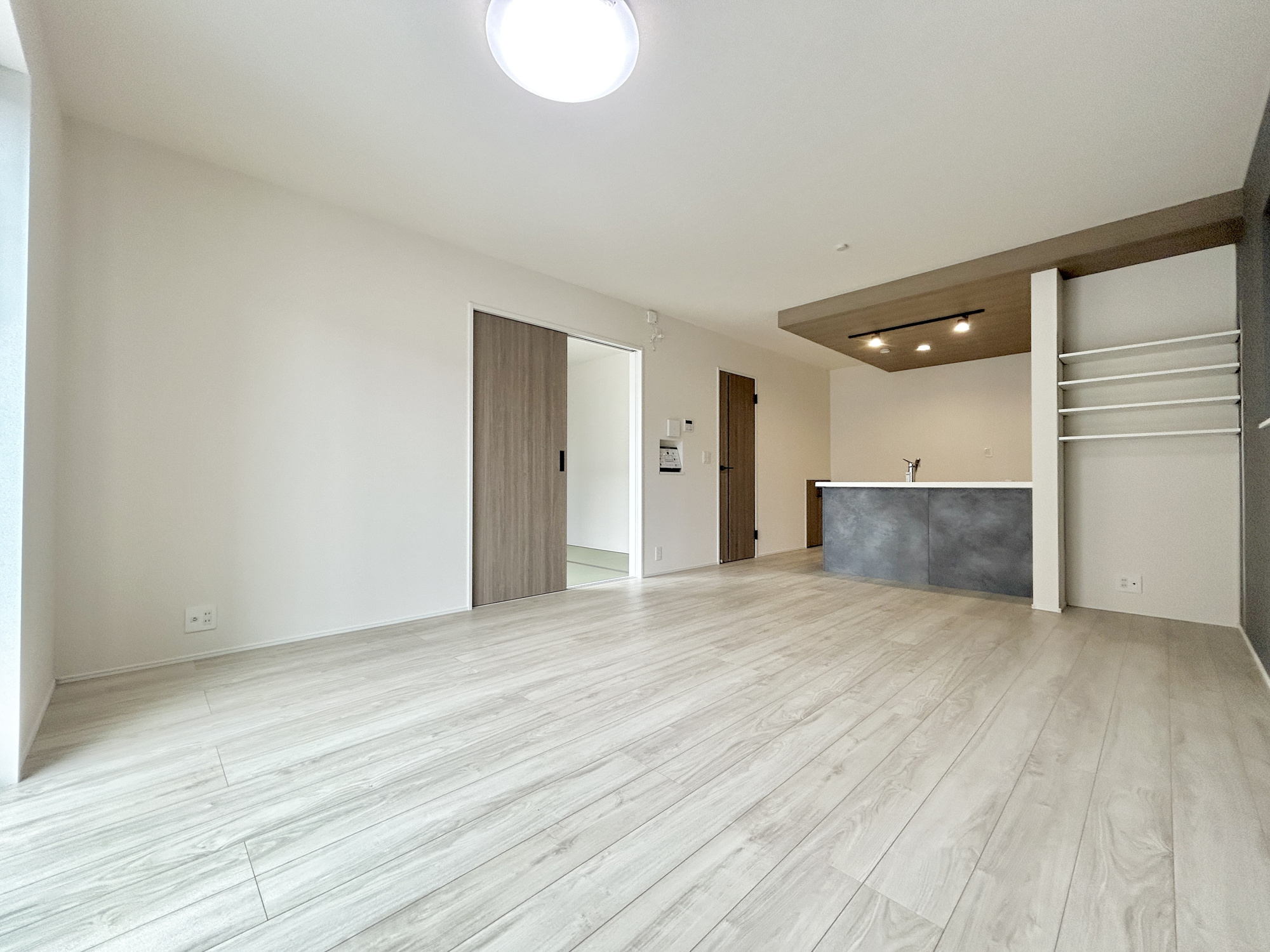 高崎市下小鳥町1期　新築住宅全4棟の居間・リビング|室内にいても、たっぷりの陽光と爽やかな風を感じて頂ける、開放感あふれるリビングです。
ご家族と穏やかに過ごす、心地の良い時間が流れます。