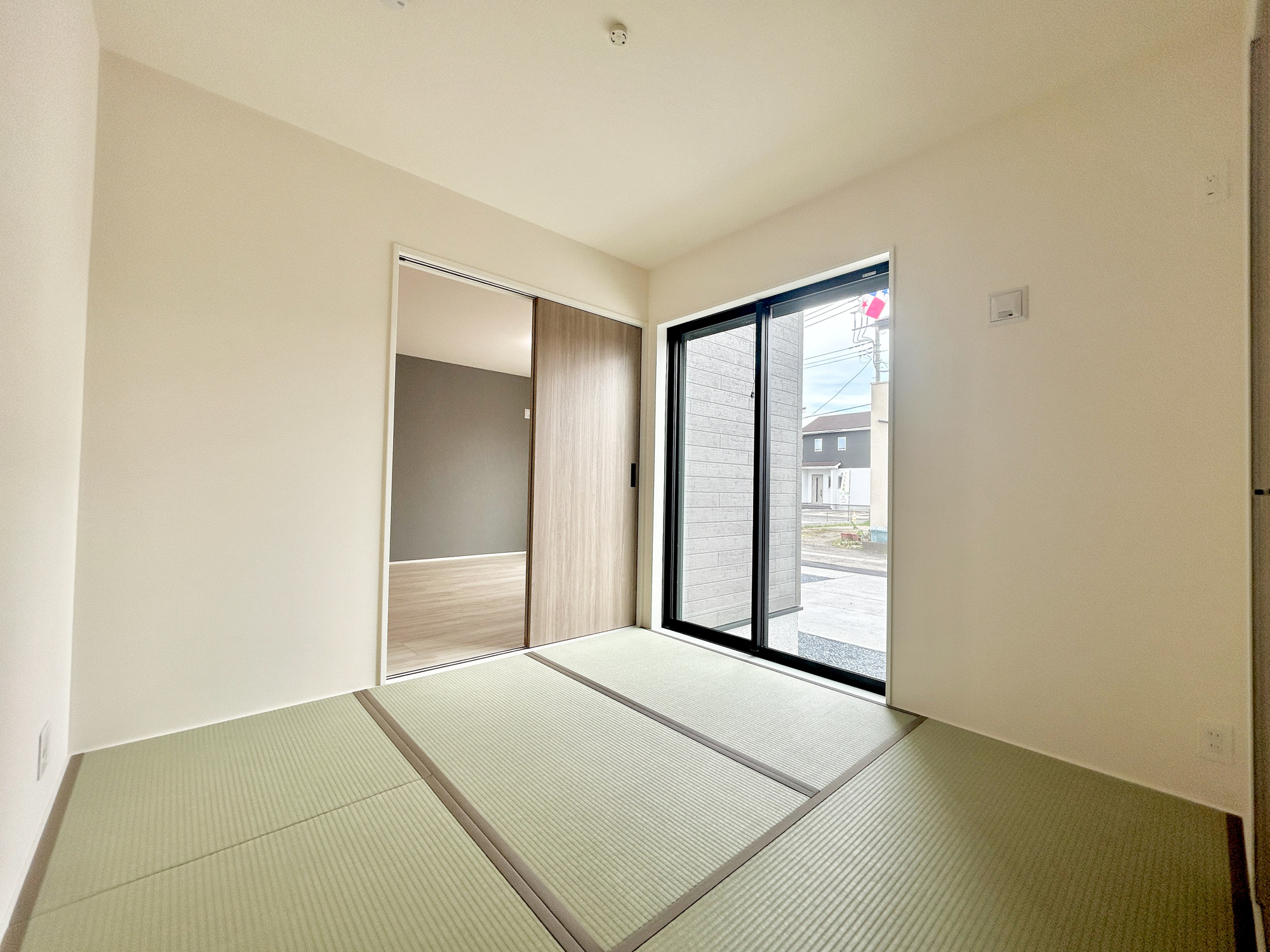 高崎市下小鳥町1期　新築住宅全4棟の和室|LDKと隣接した和室。
リビングから目が届く場所なので、お子様の遊び部屋・お昼寝スペースとして使うのもオススメです♪