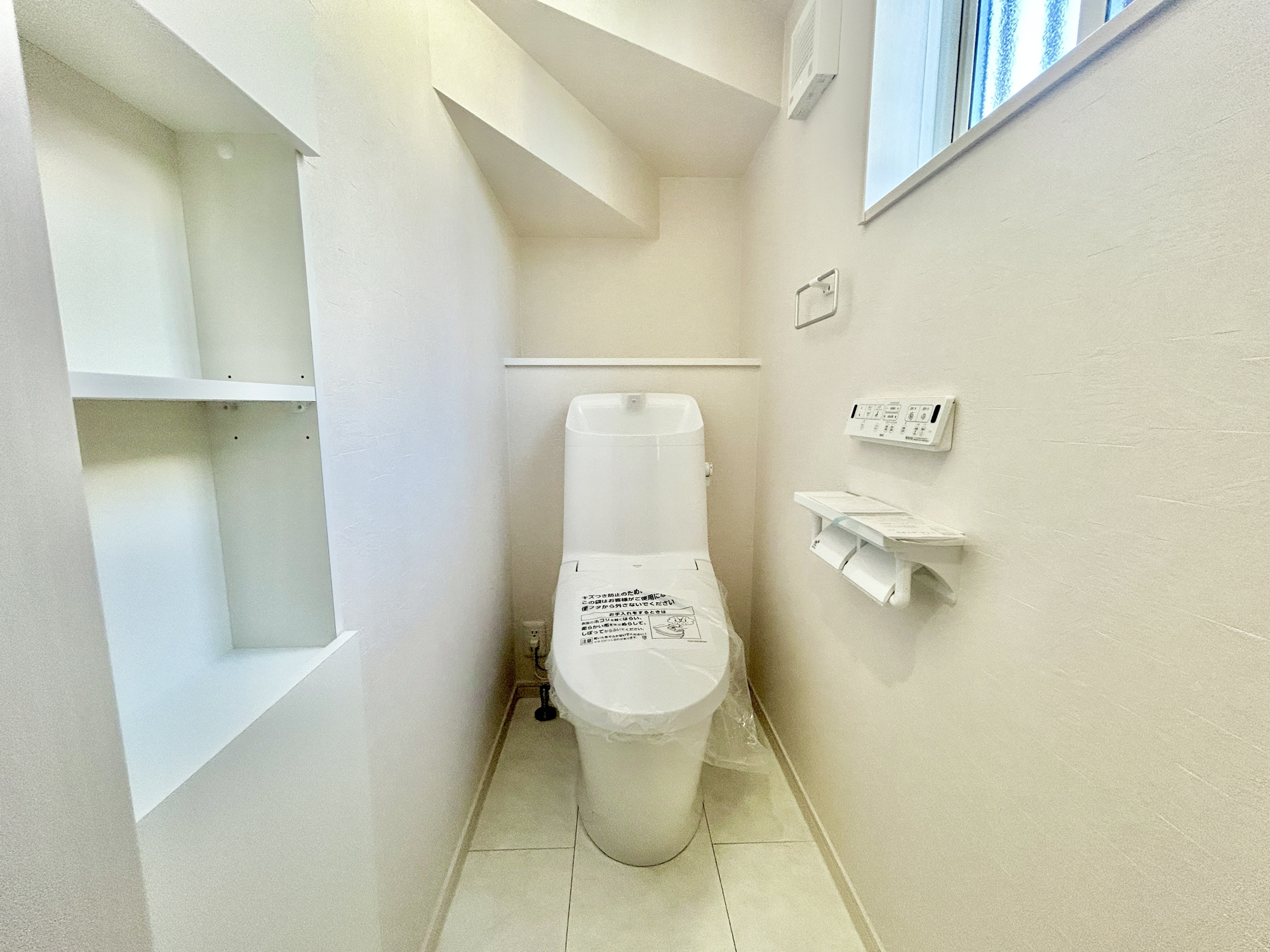 高崎市島野町　新築住宅全2区画のトイレ|節水型でエコなトイレには、今では当たり前の洗浄付き。便座を温める機能もついていて、居心地良くてトイレから出られなくなるかも！換気用に換気扇はもちろん、窓も着いているので常に快適ですね♪
