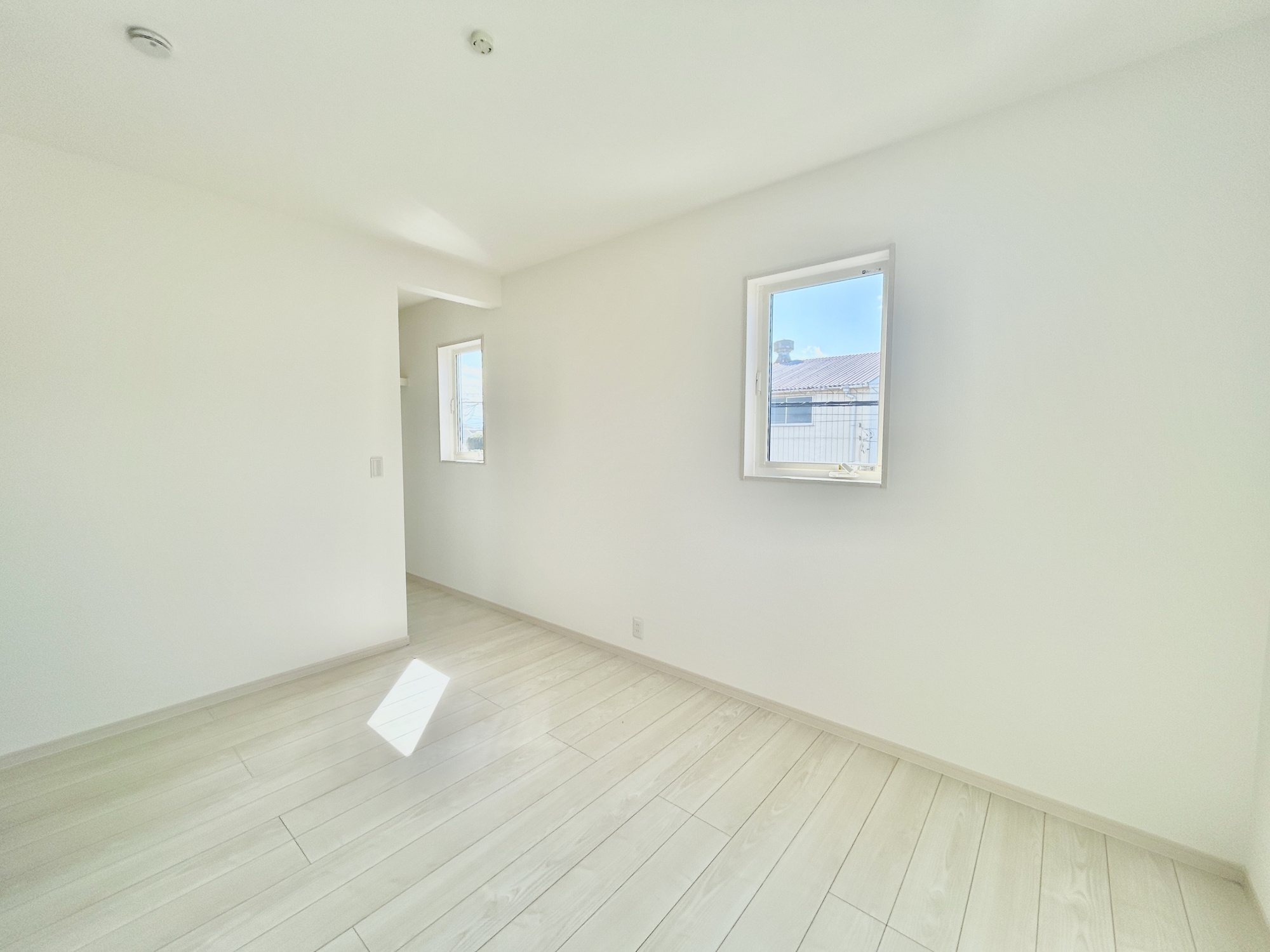 高崎市島野町　新築住宅全2区画の洋室|木目のフローリングが暖かみのある室内に。明るい寝室で心地のいい朝を迎えられそう。
