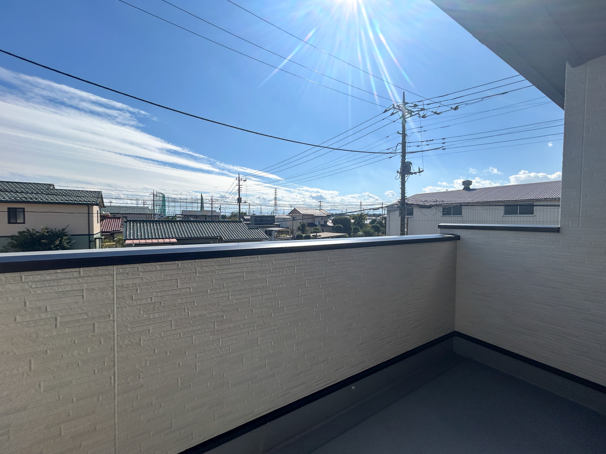 高崎市島野町　新築住宅全2区画のバルコニー|開放的なバルコニーは見晴らしもよく、太陽の温かな温もりをめいっぱい受け止めてくれます。太陽の光と爽やかな風を受けたお洗濯物はあっという間に乾き、取りこむ時には太陽の匂いを感じられそうですね。