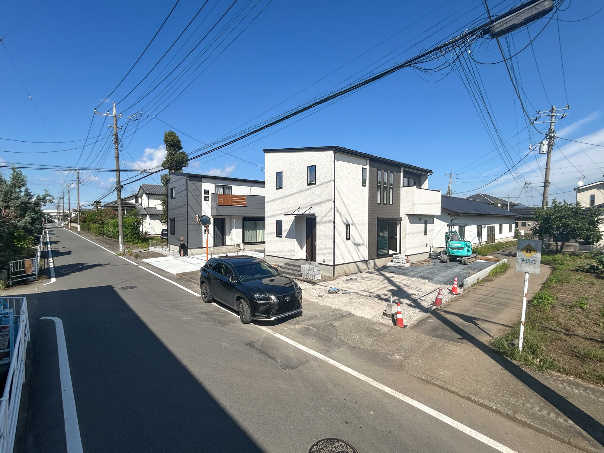 高崎市島野町　新築住宅全2区画の前面道路含む現地写真|閑静な住宅地で子育て家族にピッタリ。毎日のお散歩も快適な緑に恵まれたエリアで、自然に包まれた穏やかな暮らしを実現するための、ゆとりある住環境が整っています。

