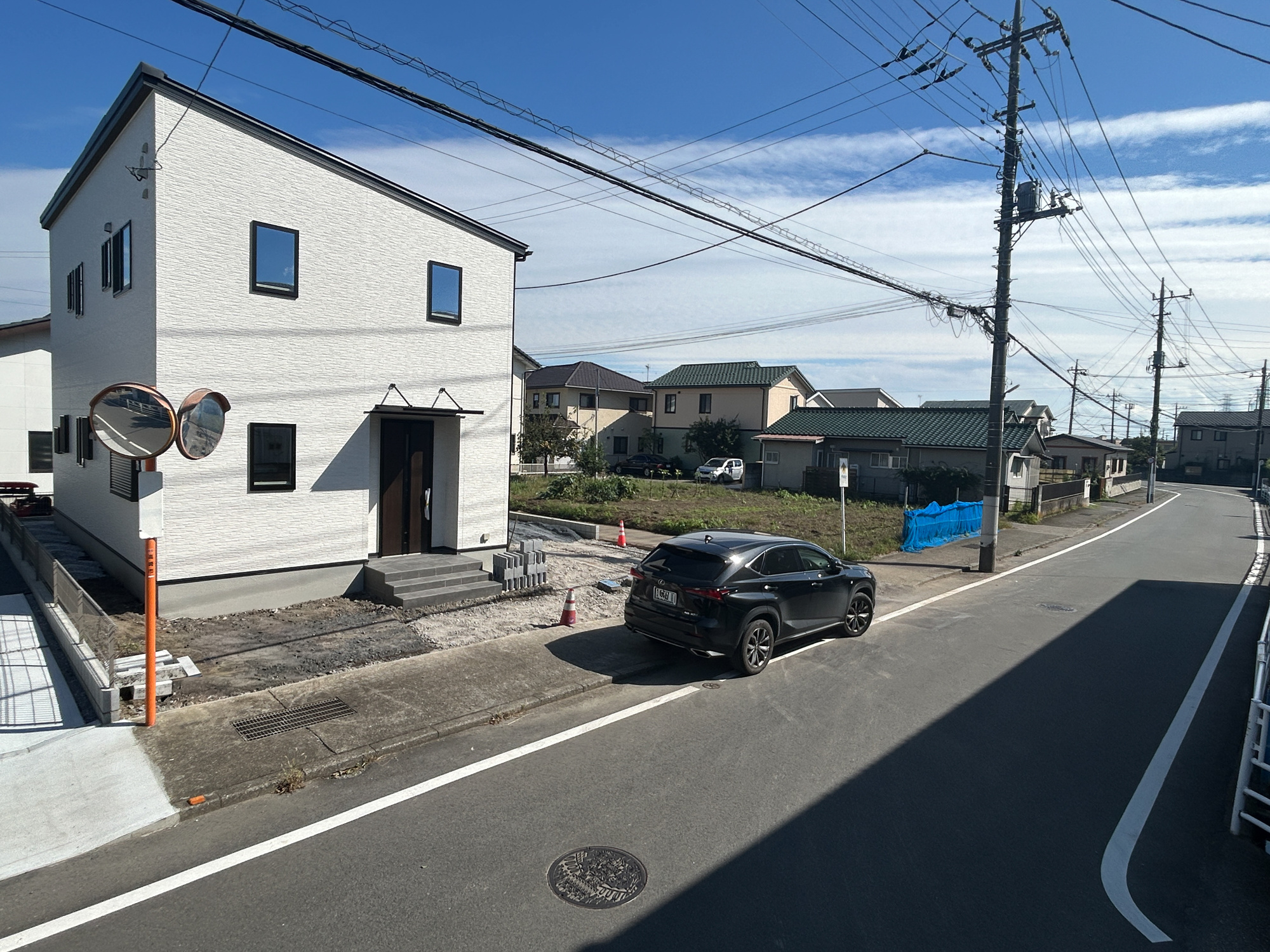 高崎市島野町　新築住宅全2区画の前面道路含む現地写真|低層の一戸建てを中心とした街並みが整然と続き、周辺は高い建物が建っていないので、採光や開放性に恵まれ、空が広く緑の多い閑静な趣を感じる環境です。

