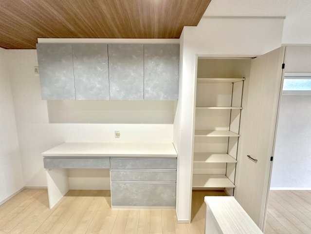 栃木市平柳町３丁目の新築一戸建の収納|キッチン後ろにはカップボードとパントリーがついており、たくさんの食器や食材を収納いただくことが可能です！カップボードの吊戸棚は昇降棚付きの為、踏み台要らず♪