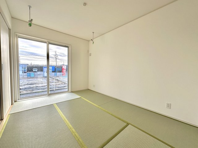 栃木市平柳町３丁目の新築一戸建の和室|落ち着いた雰囲気の畳部屋♪
引き戸を開放すればLＤＫとつながりさらに開放的な空間になります。