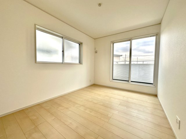 栃木市平柳町３丁目の新築一戸建の洋室|木目のフローリングが暖かみのある室内に。明るい寝室で心地のいい朝を迎えられそう。