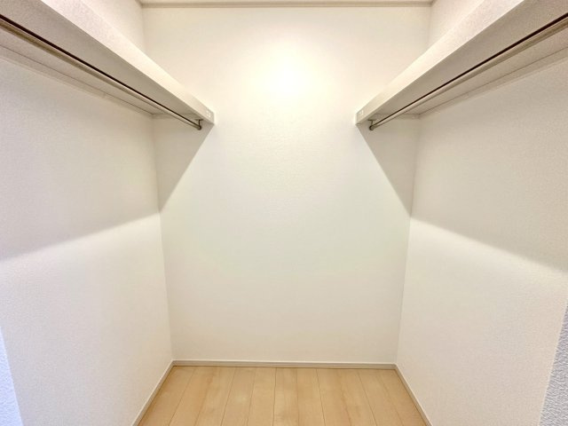 栃木市平柳町３丁目の新築一戸建の収納|ウォークインクローゼットのある住まいで収納上手な生活を実現！衣類だけでなく、箱物や思い出の品もたっぷり収納できますので、整理整頓もスムーズに。居室空間をより広々と使えます！