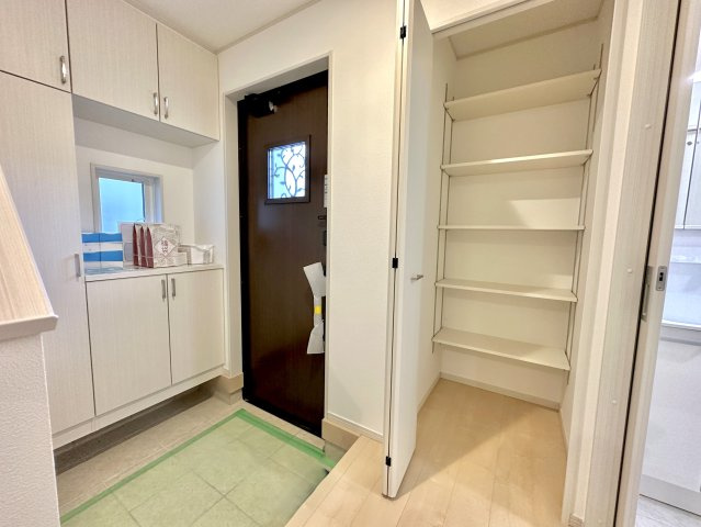 栃木市平柳町３丁目の新築一戸建の玄関|住まう人も来客も入った時にワクワクさせてくれるオシャレな玄関♪
収納もたっぷりあるので、靴がたくさんあっても安心！