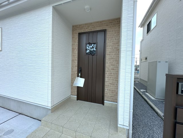 栃木市平柳町３丁目の新築一戸建の玄関|シンプル且つモダンなエントランス＆ホール。ゆとりを感じさせる上質で明るい空間が住まう人や訪れる人を心地よく迎え入れてくれます。