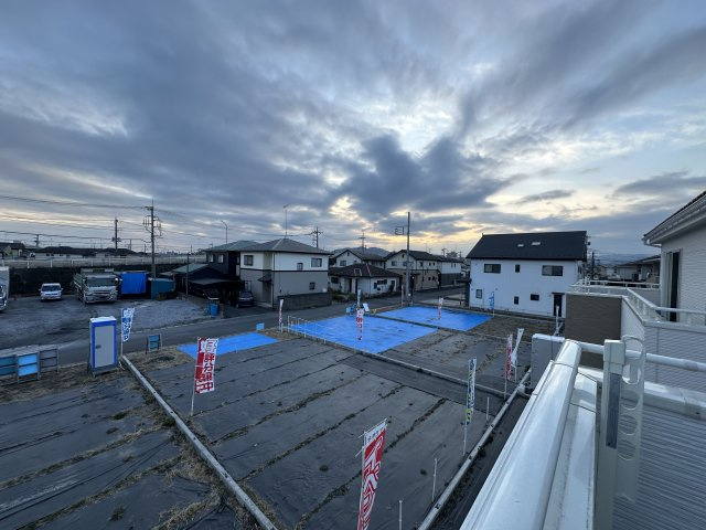 栃木市平柳町３丁目の新築一戸建の展望|前面道路は閑静な住宅地をはしる車通りの少ない道路。お車の出し入れが苦手なママや小さなお子様にも安心ですね。しっかり舗装もされているので、ベビーカーや自転車で通っても快適に通行できます。
